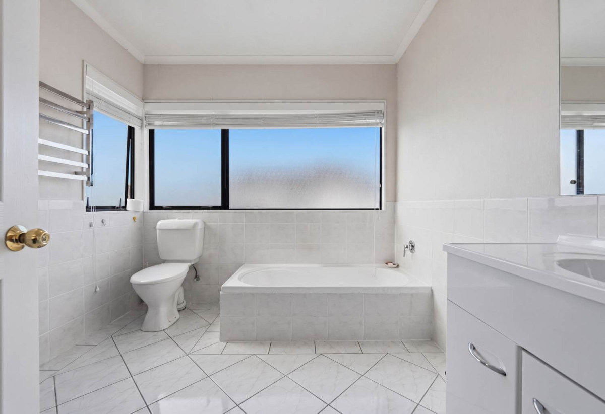 160m2 3 beds 2.5 baths house with double garage, with Howick Domain, Owairoa Primary School, Howick Village, New World Howick, local cafés, shops and everyday amenities all close by, 4/96 Elliot Street, Howick, Auckland