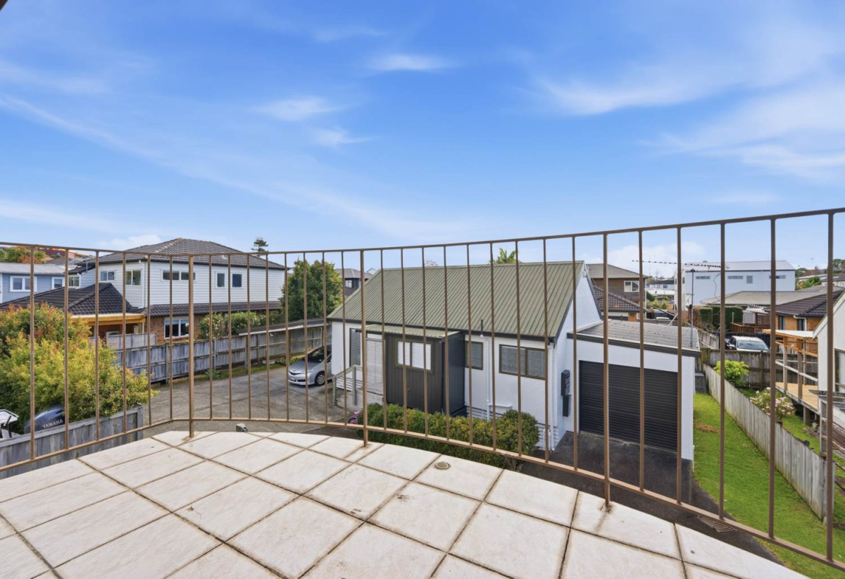 160m2 3 beds 2.5 baths house with double garage, with Howick Domain, Owairoa Primary School, Howick Village, New World Howick, local cafés, shops and everyday amenities all close by, 4/96 Elliot Street, Howick, Auckland