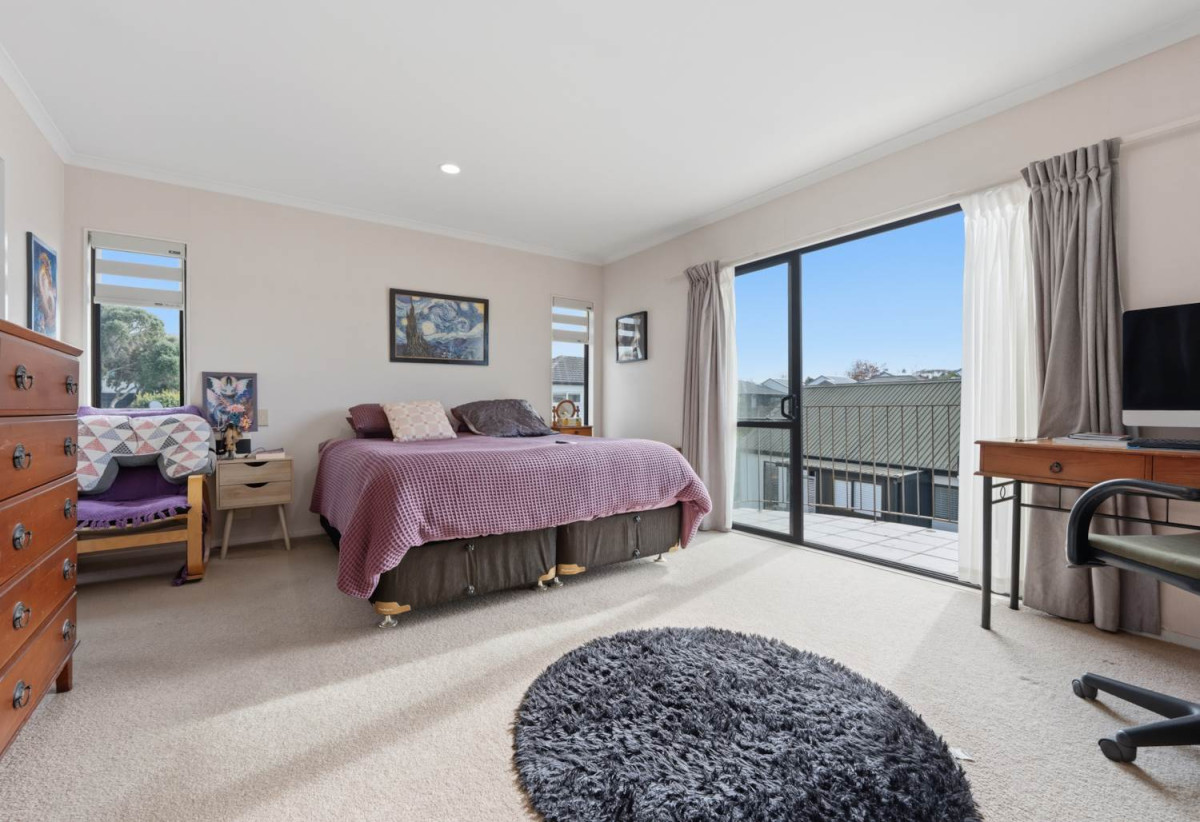 160m2 3 beds 2.5 baths house with double garage, with Howick Domain, Owairoa Primary School, Howick Village, New World Howick, local cafés, shops and everyday amenities all close by, 4/96 Elliot Street, Howick, Auckland