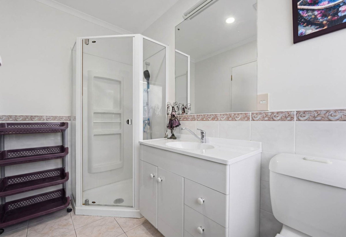 160m2 3 beds 2.5 baths house with double garage, with Howick Domain, Owairoa Primary School, Howick Village, New World Howick, local cafés, shops and everyday amenities all close by, 4/96 Elliot Street, Howick, Auckland
