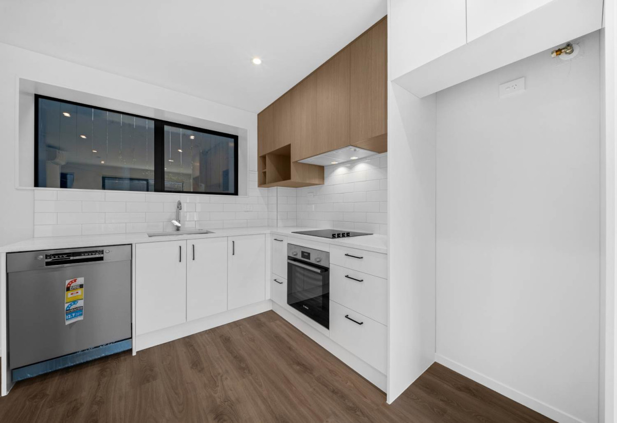 Halo 10-Year Residential Guarantee, Brandnew 3 beds 2 baths home with garage, close to reserves, and scenic walking tracks. locaol shos, 0.2 km to Bayview School, 71C Simon Ellice Drive, Bayview, Auckland