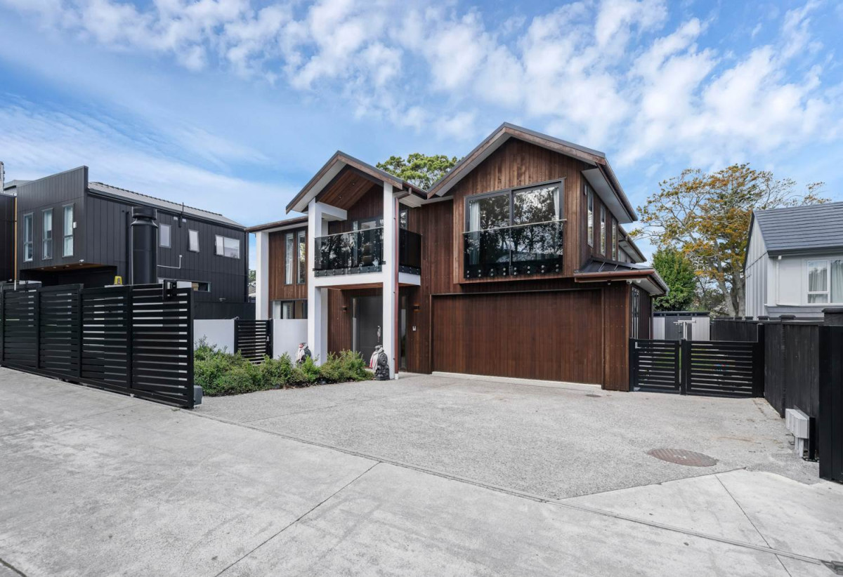 Macleans College zone, 791m2 section, 2 Kitchens, 411m2 Sea Views 6 beds (4 ensuites) 5.5 bathse house with double garaged and 2-beds granny, A striking façade, grand entrance, and elegant lobby make an immediate impression, close to schools, beaches, golf club, shops, 225A Bleakhouse Road, Mellons Bay, Auckland