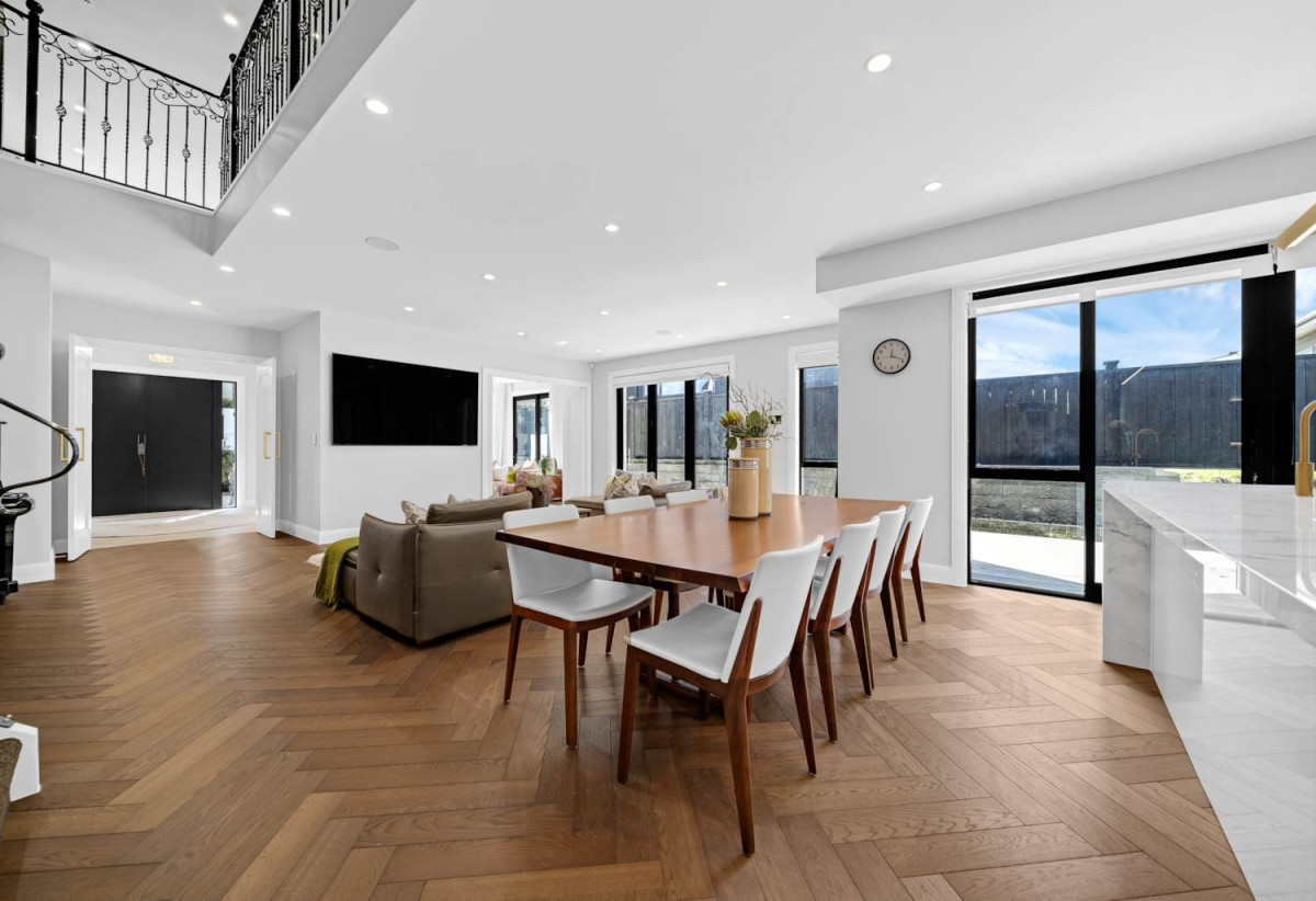 Macleans College zone, 791m2 section, 2 Kitchens, 411m2 Sea Views 6 beds (4 ensuites) 5.5 bathse house with double garaged and 2-beds granny, A striking façade, grand entrance, and elegant lobby make an immediate impression, close to schools, beaches, golf club, shops, 225A Bleakhouse Road, Mellons Bay, Auckland