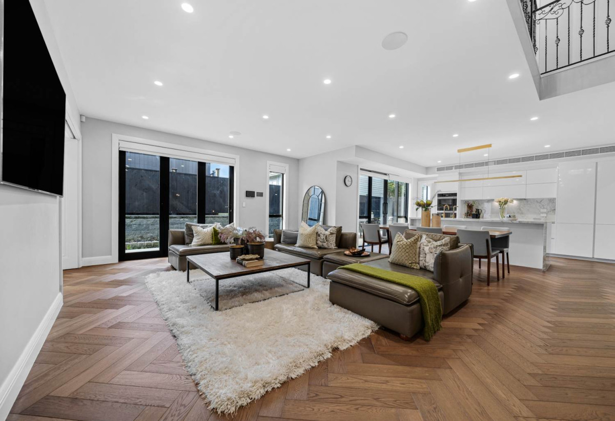 Macleans College zone, 791m2 section, 2 Kitchens, 411m2 Sea Views 6 beds (4 ensuites) 5.5 bathse house with double garaged and 2-beds granny, A striking façade, grand entrance, and elegant lobby make an immediate impression, close to schools, beaches, golf club, shops, 225A Bleakhouse Road, Mellons Bay, Auckland