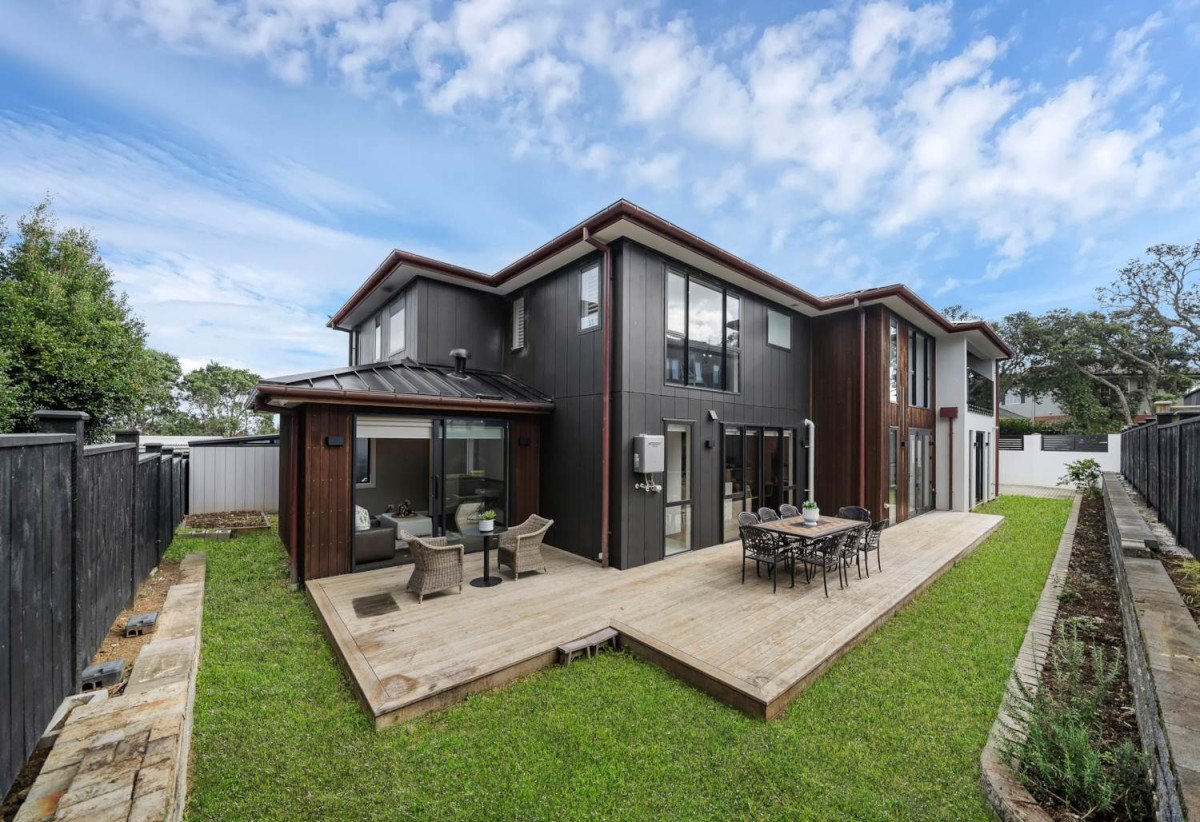 Macleans College zone, 791m2 section, 2 Kitchens, 411m2 Sea Views 6 beds (4 ensuites) 5.5 bathse house with double garaged and 2-beds granny, A striking façade, grand entrance, and elegant lobby make an immediate impression, close to schools, beaches, golf club, shops, 225A Bleakhouse Road, Mellons Bay, Auckland