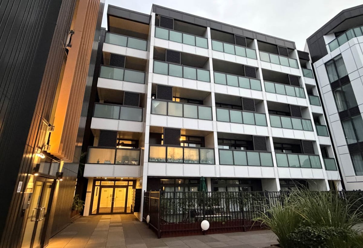 MORTGAGEE SALE, Double Grammar school zone, 40m2 1 bed 1 bath 1 car park apartment, The location is a standout —across from Westfield Newmarket, 0.1 km to Newmarket School, 0.5 km to Auckland Grammar, 0.6 km to Epsom Girls’ Grammar School, 303/43B Gillies Avenue, Newmarket, Auckland