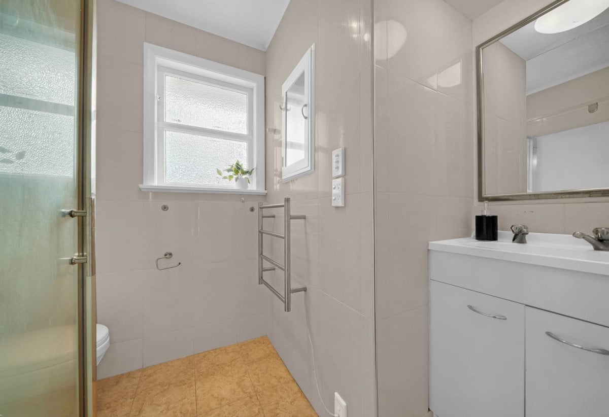 706m2 section, 3 beds 1 bath house with standalone garage, Modern kitchen/bathroom, close to Manurewa town centre, train station, schools, 0.7 km to Manurewa Intermediate, 0.8 km to Manurewa South School, 17 Percival Street, Manurewa, Auckland