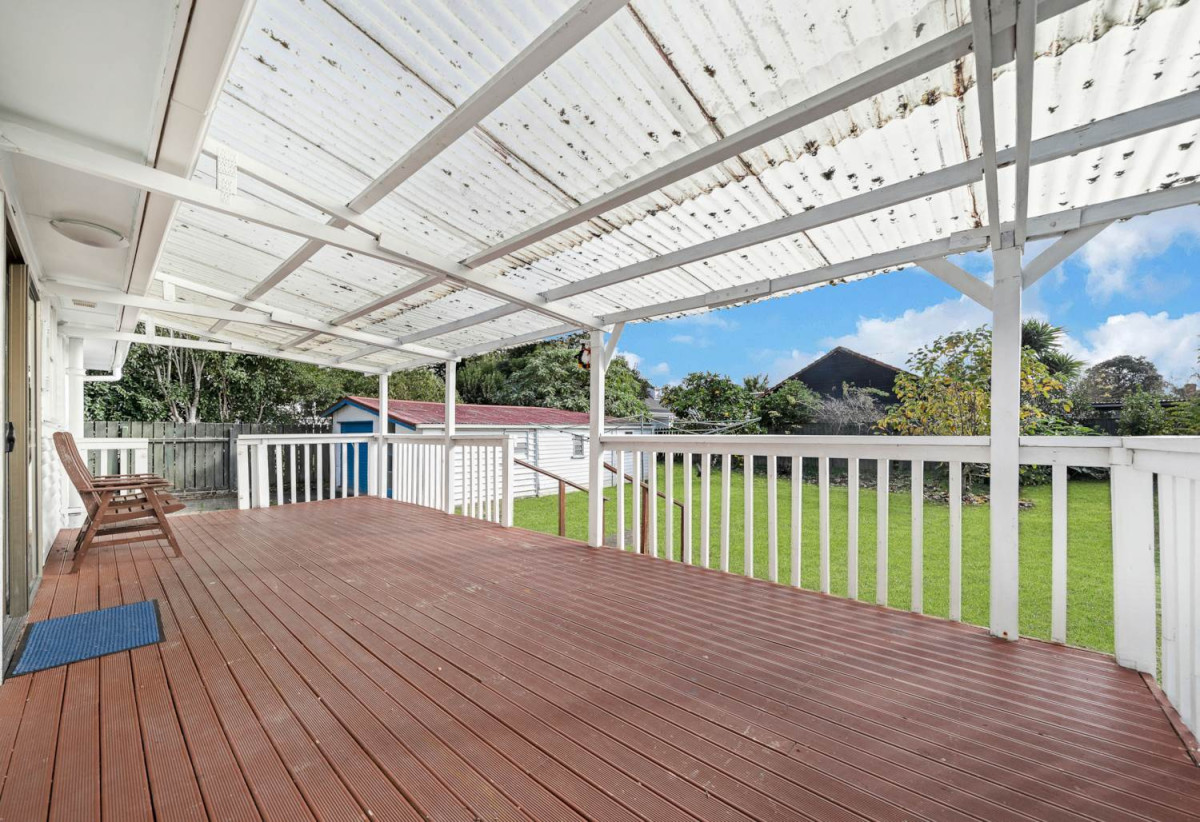 706m2 section, 3 beds 1 bath house with standalone garage, Modern kitchen/bathroom, close to Manurewa town centre, train station, schools, 0.7 km to Manurewa Intermediate, 0.8 km to Manurewa South School, 17 Percival Street, Manurewa, Auckland