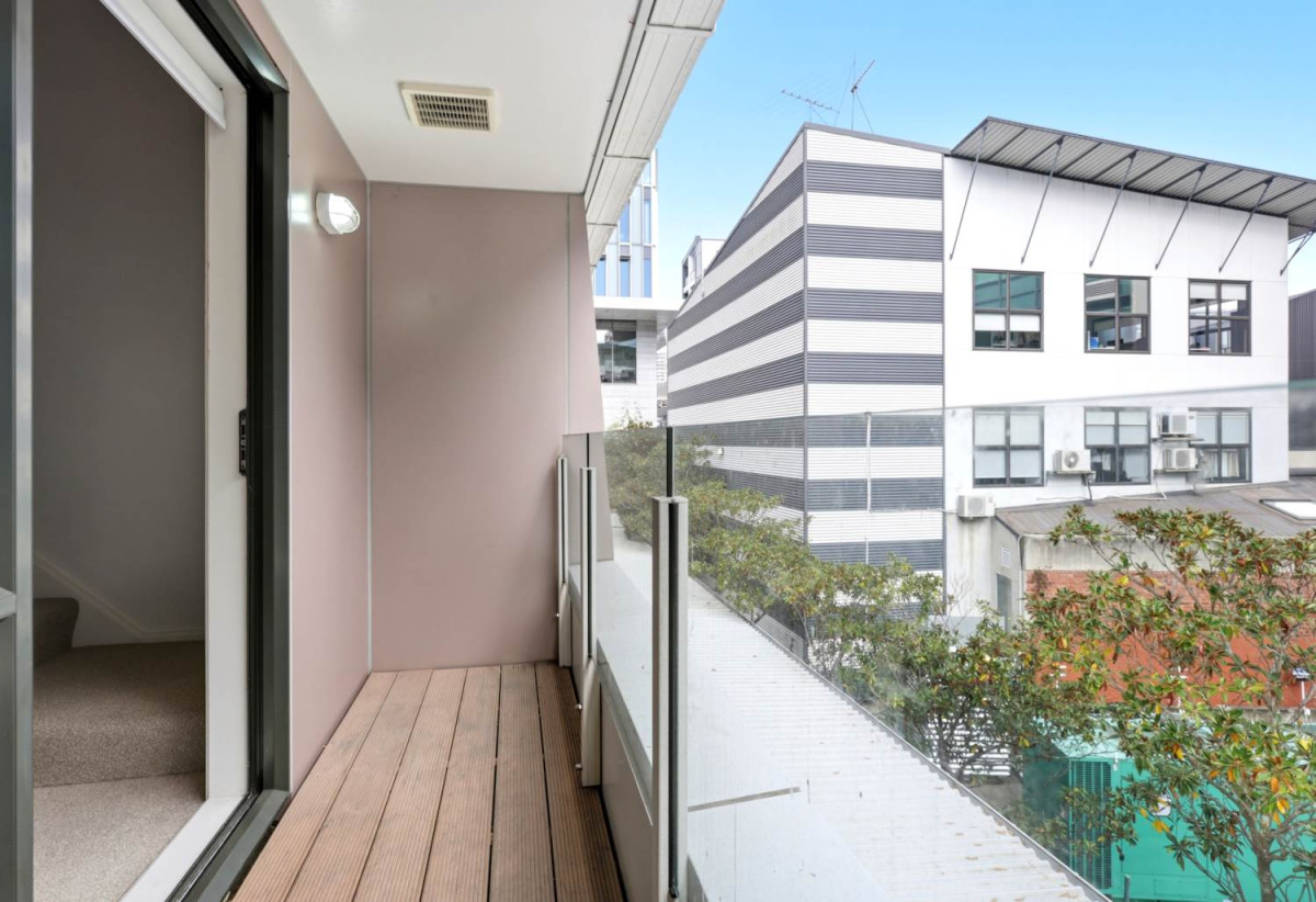 Auckland Girls’ Grammar School zone, Freehold two-level layout, 2 beds 1.5 baths apartment, with one secured car park and one large storage room. Positioned within the popular Marina Park complex, 1.2 km to Auckland Girls’ Grammar School, 39/146 Fanshawe Street, City Centre, Auckland