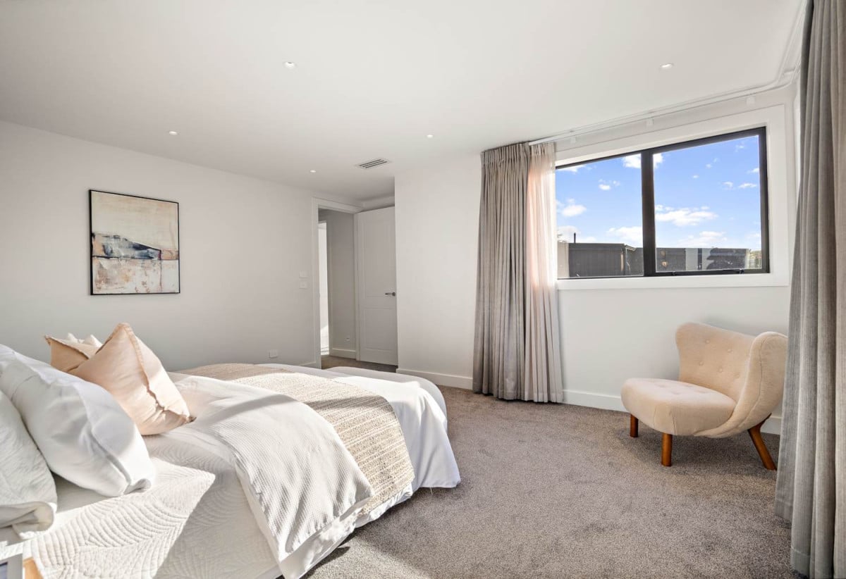 Double Grammar school zone, 286m2 5 beds (2 ensuites) 3.5 baths house with double garage on 387m2 section, The owner has already moved on, zoned for Auckland Grammar School, Epsom Girls Grammar School, Remuera Intermediate School, and Remuera School, 0.3 km to Remuera School, 39A Clonbern Road, Remuera, Auckland