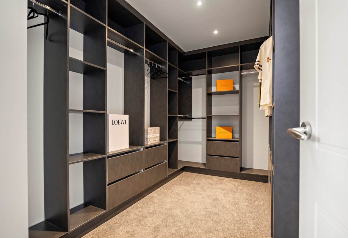 Double Grammar school zone, 286m2 5 beds (2 ensuites) 3.5 baths house with double garage on 387m2 section, The owner has already moved on, zoned for Auckland Grammar School, Epsom Girls Grammar School, Remuera Intermediate School, and Remuera School, 0.3 km to Remuera School, 39A Clonbern Road, Remuera, Auckland