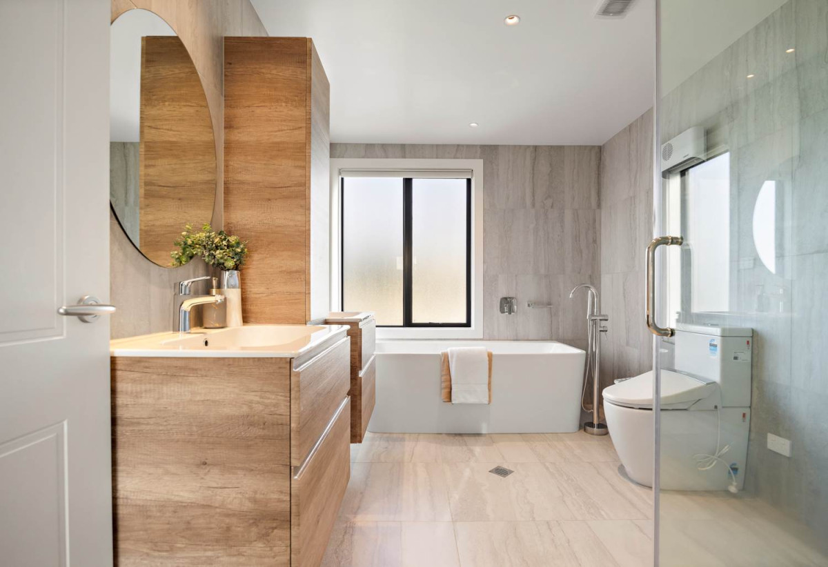 Double Grammar school zone, 286m2 5 beds (2 ensuites) 3.5 baths house with double garage on 387m2 section, The owner has already moved on, zoned for Auckland Grammar School, Epsom Girls Grammar School, Remuera Intermediate School, and Remuera School, 0.3 km to Remuera School, 39A Clonbern Road, Remuera, Auckland