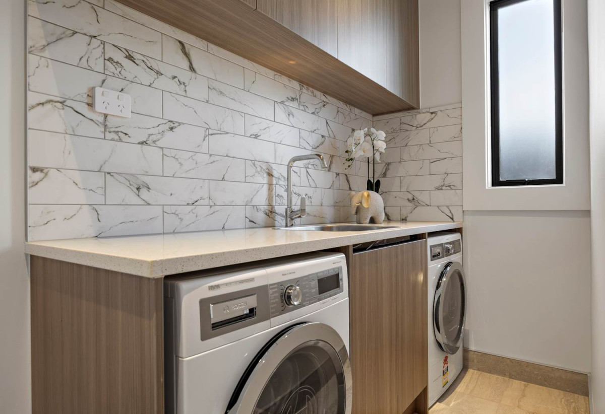 Double Grammar school zone, 286m2 5 beds (2 ensuites) 3.5 baths house with double garage on 387m2 section, The owner has already moved on, zoned for Auckland Grammar School, Epsom Girls Grammar School, Remuera Intermediate School, and Remuera School, 0.3 km to Remuera School, 39A Clonbern Road, Remuera, Auckland