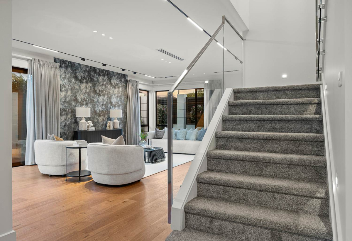 Double Grammar school zone, 286m2 5 beds (2 ensuites) 3.5 baths house with double garage on 387m2 section, The owner has already moved on, zoned for Auckland Grammar School, Epsom Girls Grammar School, Remuera Intermediate School, and Remuera School, 0.3 km to Remuera School, 39A Clonbern Road, Remuera, Auckland