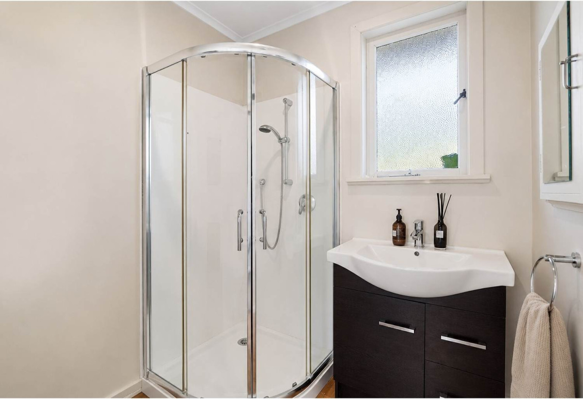 809m2 section, 4 beds 1 bath house with garage, close to schools, shops, parks, 0.7 km to Henderson School, 67 McLeod Road, Te Atatu South, Auckland