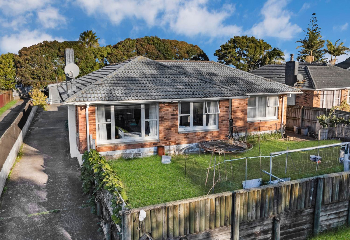 701m2 section, Brick and tile 4 beds 2.5 baths house with standalone double garage, close to schools, Pakuranga Plaza, 0.3 km to Anchorage Park School, 0.6 km to Edgewater College, 0.8 km to Pakuranga Intermediate, 40 Aurea Avenue, Pakuranga, Auckland