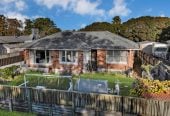 701m2 section, Brick and tile 4 beds 2.5 baths house with standalone double garage, close to schools, Pakuranga Plaza, 0.3 km to Anchorage Park School, 0.6 km to Edgewater College, 0.8 km to Pakuranga Intermediate, 40 Aurea Avenue, Pakuranga, Auckland