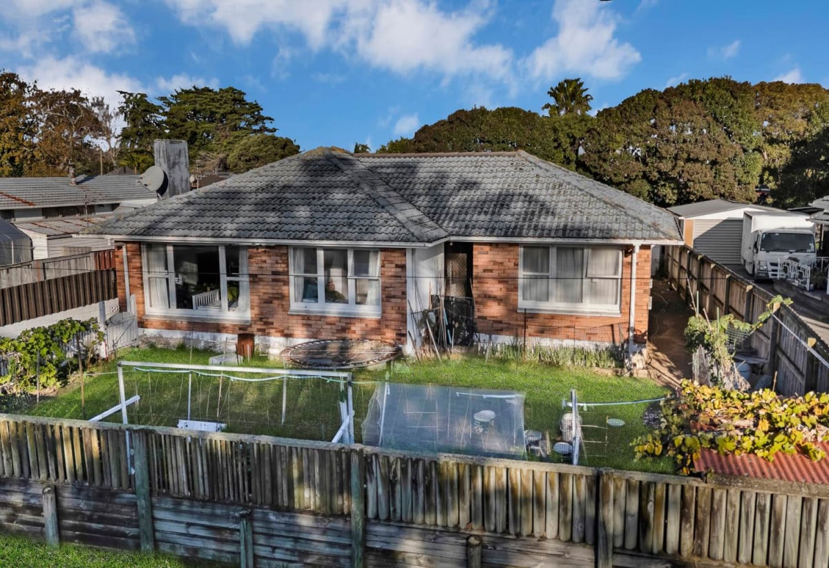 701m2 section, Brick and tile 4 beds 2.5 baths house with standalone double garage, close to schools, Pakuranga Plaza, 0.3 km to Anchorage Park School, 0.6 km to Edgewater College, 0.8 km to Pakuranga Intermediate, 40 Aurea Avenue, Pakuranga, Auckland