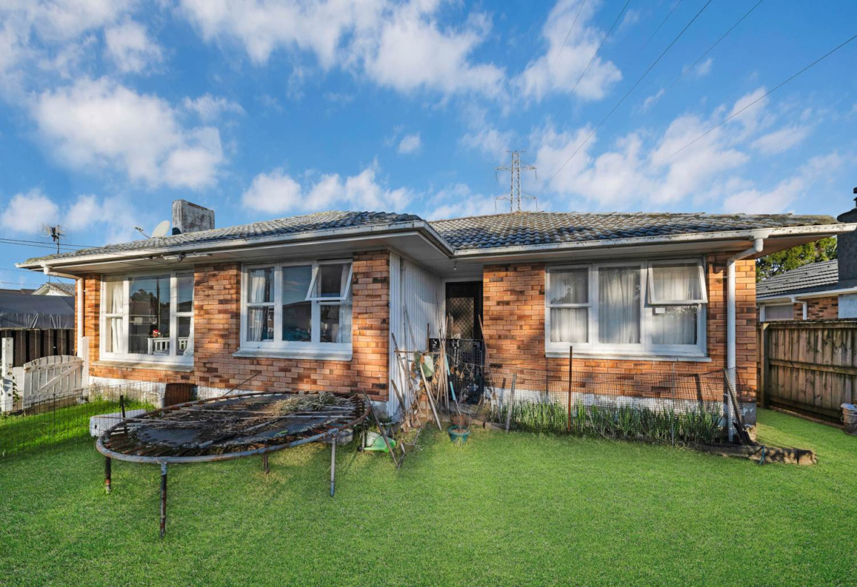 701m2 section, Brick and tile 4 beds 2.5 baths house with standalone double garage, close to schools, Pakuranga Plaza, 0.3 km to Anchorage Park School, 0.6 km to Edgewater College, 0.8 km to Pakuranga Intermediate, 40 Aurea Avenue, Pakuranga, Auckland