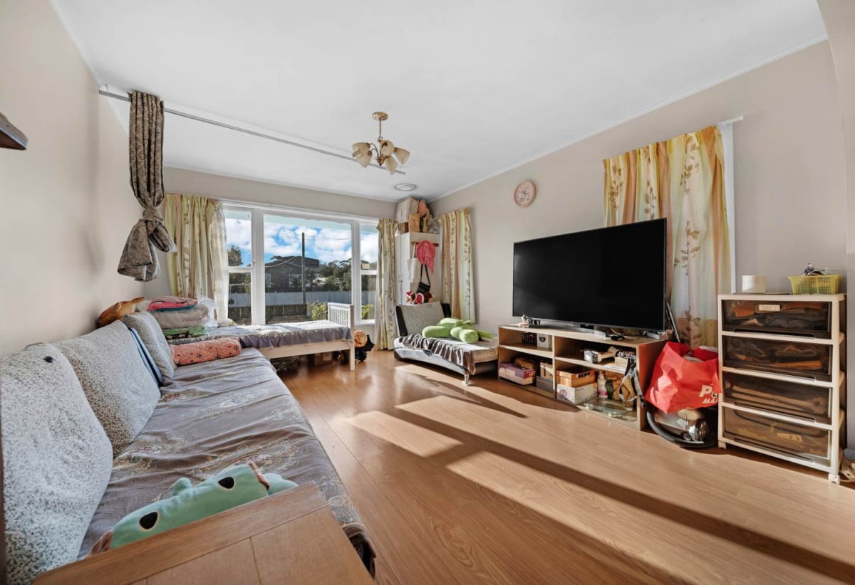 701m2 section, Brick and tile 4 beds 2.5 baths house with standalone double garage, close to schools, Pakuranga Plaza, 0.3 km to Anchorage Park School, 0.6 km to Edgewater College, 0.8 km to Pakuranga Intermediate, 40 Aurea Avenue, Pakuranga, Auckland