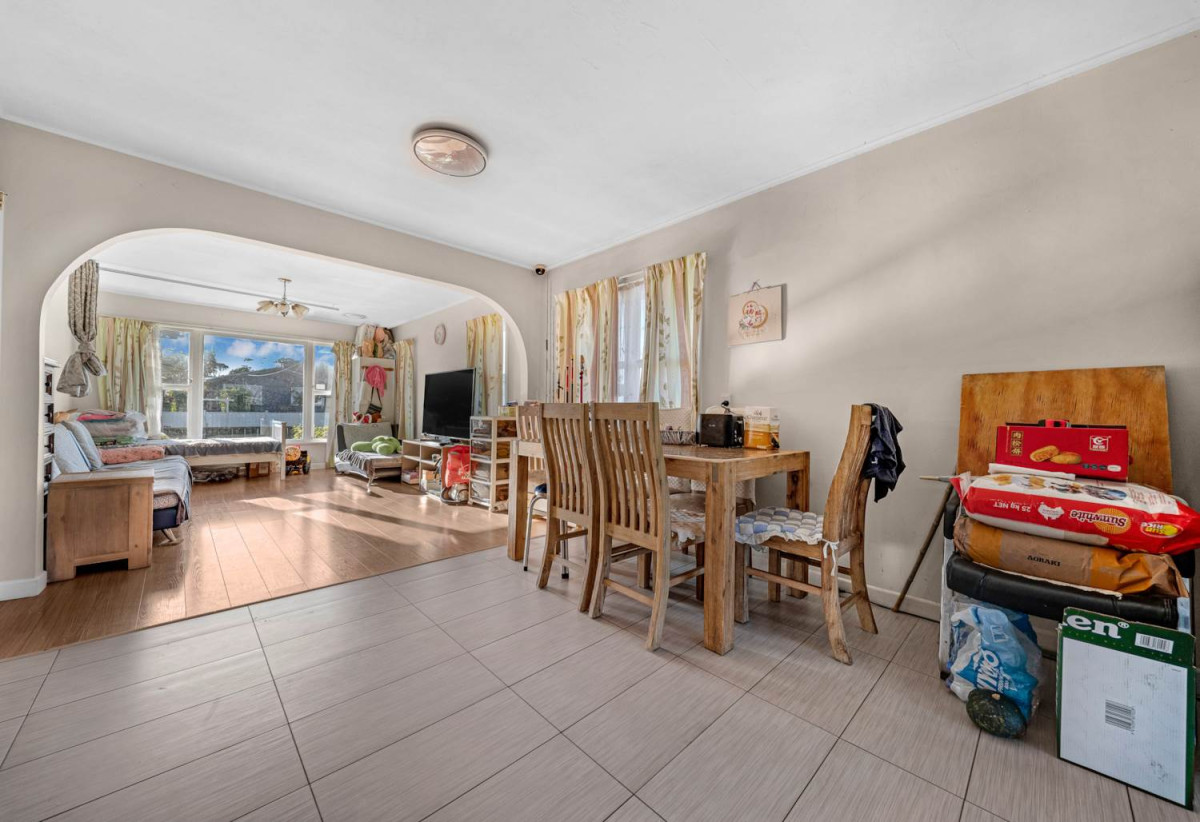 701m2 section, Brick and tile 4 beds 2.5 baths house with standalone double garage, close to schools, Pakuranga Plaza, 0.3 km to Anchorage Park School, 0.6 km to Edgewater College, 0.8 km to Pakuranga Intermediate, 40 Aurea Avenue, Pakuranga, Auckland