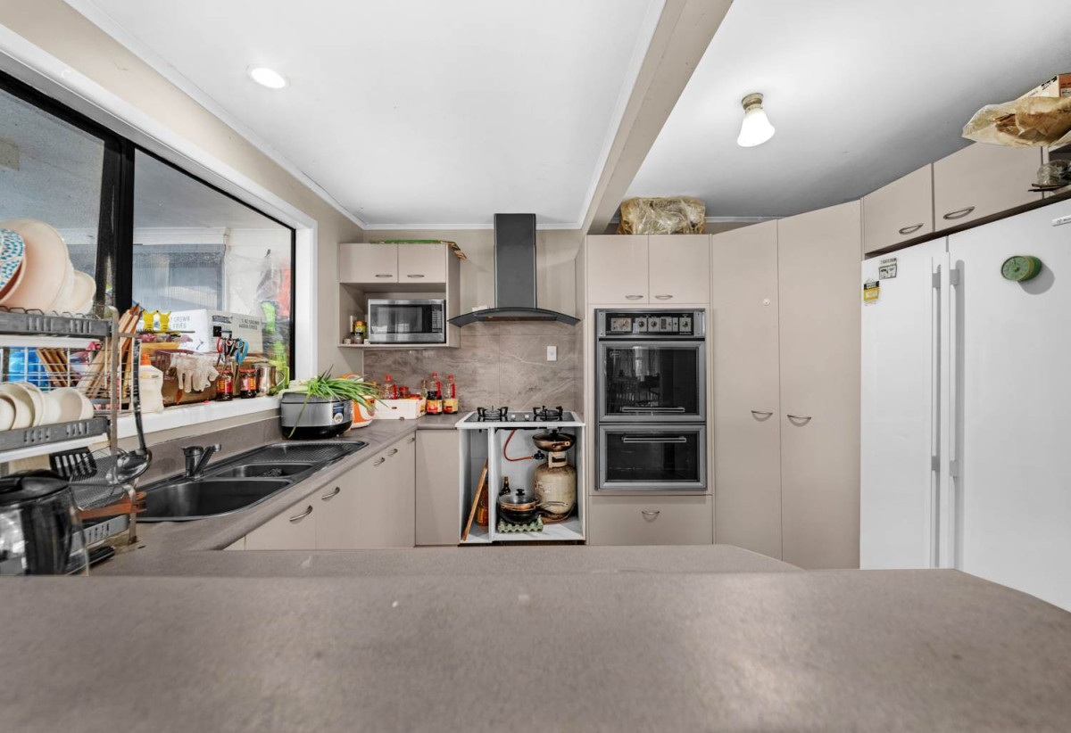 701m2 section, Brick and tile 4 beds 2.5 baths house with standalone double garage, close to schools, Pakuranga Plaza, 0.3 km to Anchorage Park School, 0.6 km to Edgewater College, 0.8 km to Pakuranga Intermediate, 40 Aurea Avenue, Pakuranga, Auckland