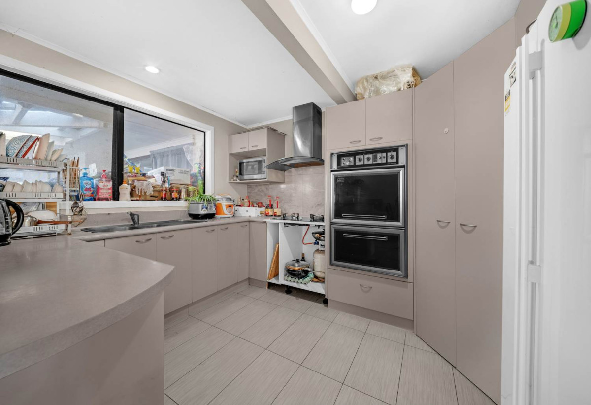 701m2 section, Brick and tile 4 beds 2.5 baths house with standalone double garage, close to schools, Pakuranga Plaza, 0.3 km to Anchorage Park School, 0.6 km to Edgewater College, 0.8 km to Pakuranga Intermediate, 40 Aurea Avenue, Pakuranga, Auckland
