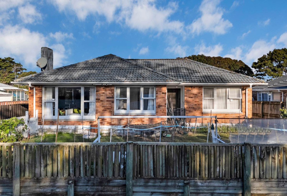 701m2 section, Brick and tile 4 beds 2.5 baths house with standalone double garage, close to schools, Pakuranga Plaza, 0.3 km to Anchorage Park School, 0.6 km to Edgewater College, 0.8 km to Pakuranga Intermediate, 40 Aurea Avenue, Pakuranga, Auckland