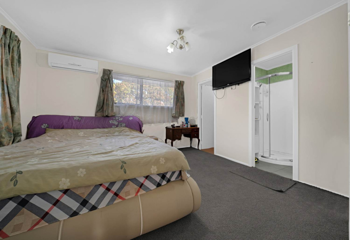 701m2 section, Brick and tile 4 beds 2.5 baths house with standalone double garage, close to schools, Pakuranga Plaza, 0.3 km to Anchorage Park School, 0.6 km to Edgewater College, 0.8 km to Pakuranga Intermediate, 40 Aurea Avenue, Pakuranga, Auckland