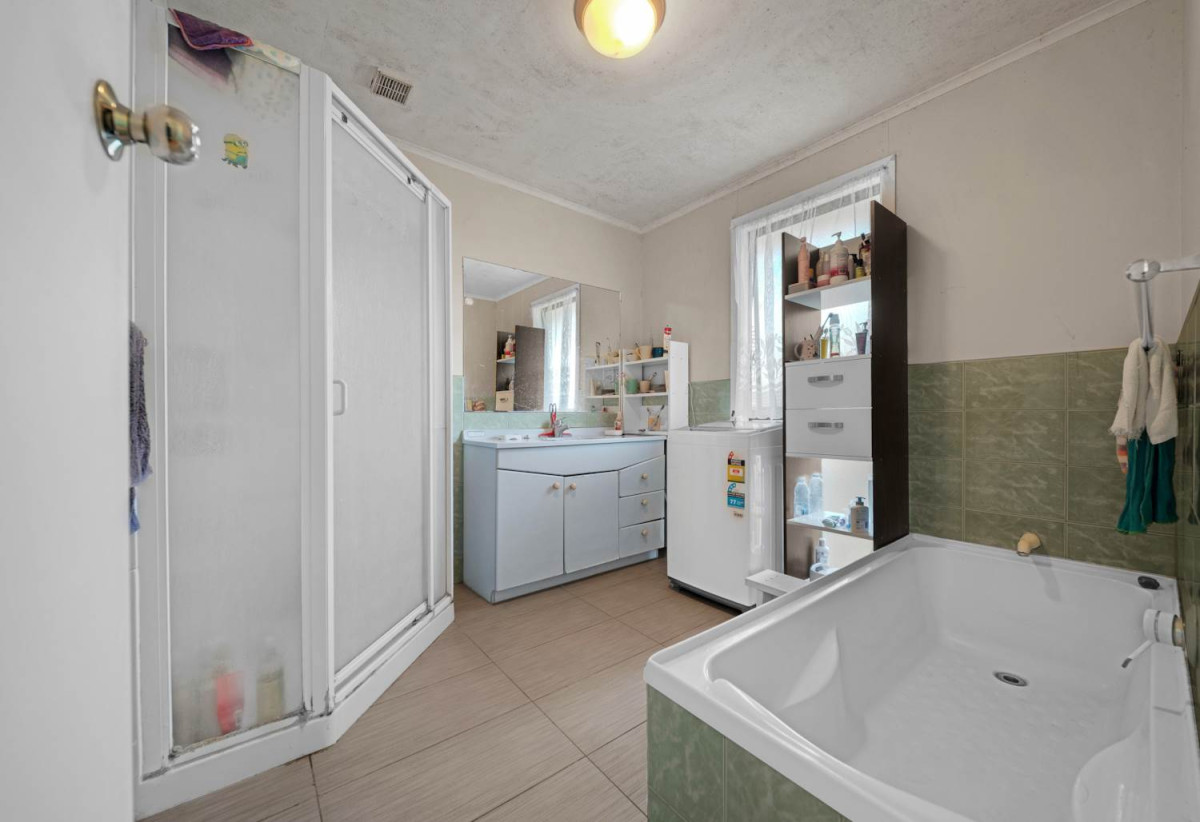 701m2 section, Brick and tile 4 beds 2.5 baths house with standalone double garage, close to schools, Pakuranga Plaza, 0.3 km to Anchorage Park School, 0.6 km to Edgewater College, 0.8 km to Pakuranga Intermediate, 40 Aurea Avenue, Pakuranga, Auckland