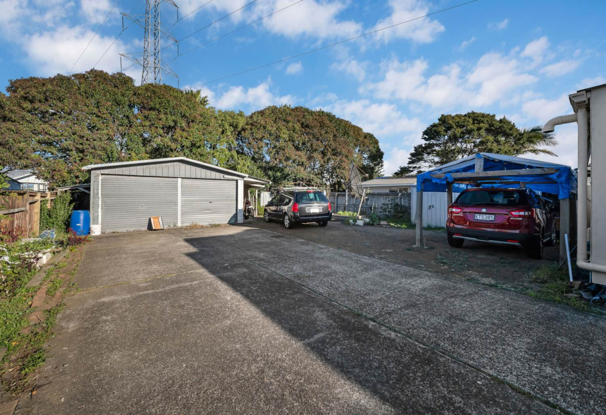 701m2 section, Brick and tile 4 beds 2.5 baths house with standalone double garage, close to schools, Pakuranga Plaza, 0.3 km to Anchorage Park School, 0.6 km to Edgewater College, 0.8 km to Pakuranga Intermediate, 40 Aurea Avenue, Pakuranga, Auckland