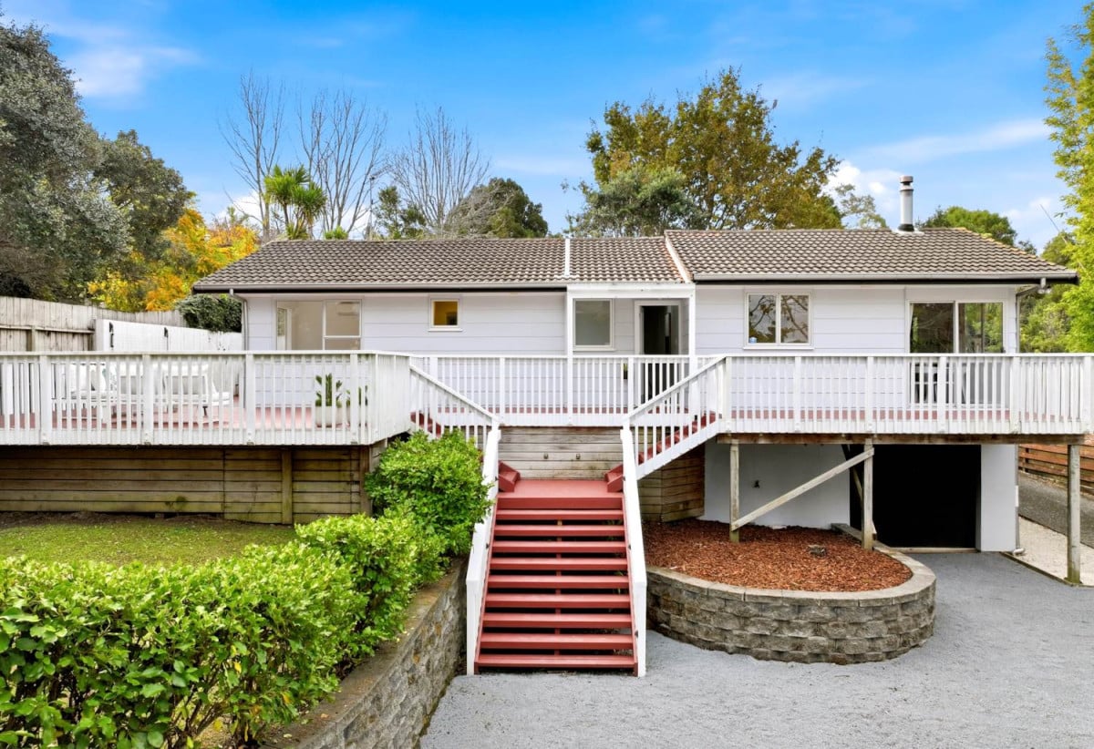 3 beds 1 bath house with garage, close to schools, shops, supermarket, beaches, 0.2 km to Glamorgan School, 1.3 km to Long Bay College, 1.8 km to Northcross Intermediate, 1/13 Gerontius Glade, Torbay, Auckland