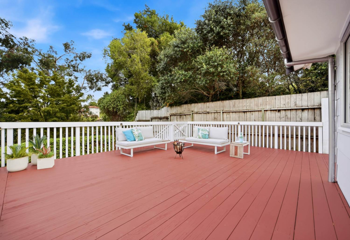 3 beds 1 bath house with garage, close to schools, shops, supermarket, beaches, 0.2 km to Glamorgan School, 1.3 km to Long Bay College, 1.8 km to Northcross Intermediate, 1/13 Gerontius Glade, Torbay, Auckland