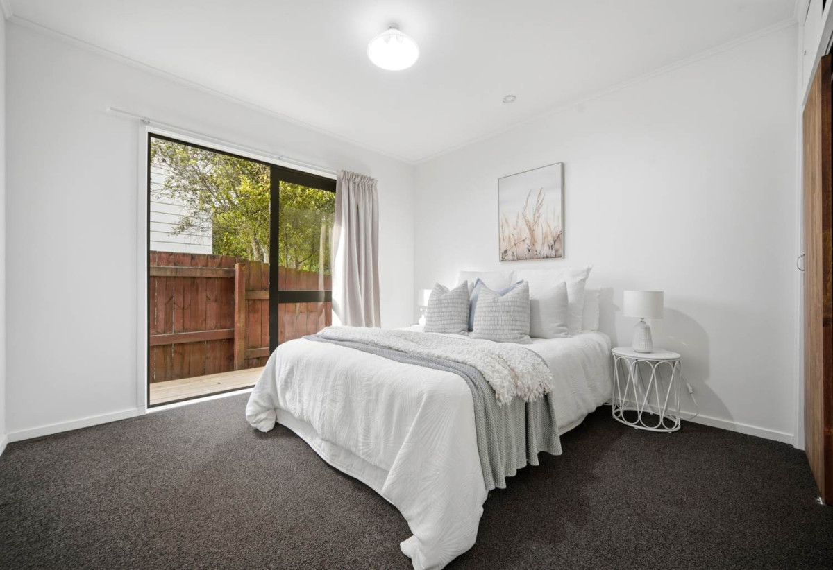 3 beds 1 bath house with garage, close to schools, shops, supermarket, beaches, 0.2 km to Glamorgan School, 1.3 km to Long Bay College, 1.8 km to Northcross Intermediate, 1/13 Gerontius Glade, Torbay, Auckland