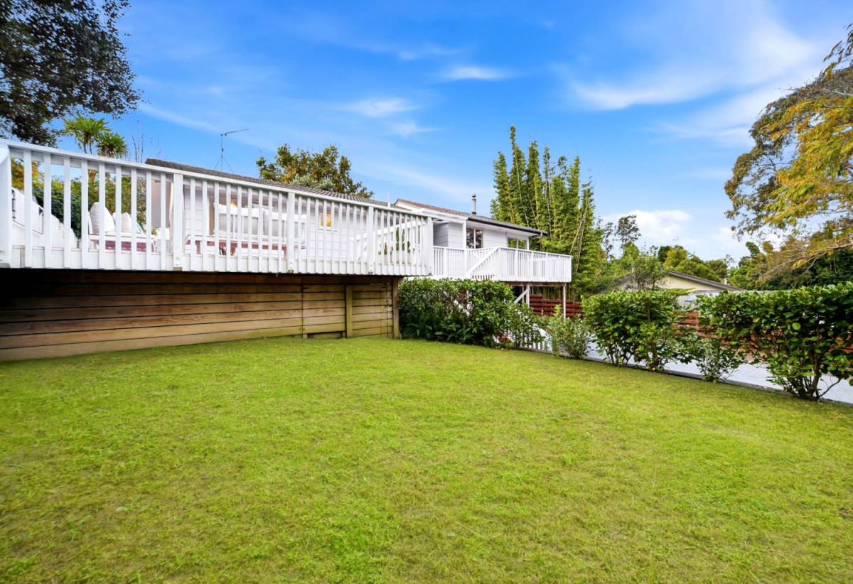 3 beds 1 bath house with garage, close to schools, shops, supermarket, beaches, 0.2 km to Glamorgan School, 1.3 km to Long Bay College, 1.8 km to Northcross Intermediate, 1/13 Gerontius Glade, Torbay, Auckland