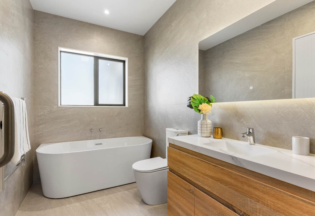 742m2 section, 4+3 wing configuration, 2 Kitchens, Main home 4 beds ( 2 ensuites) 3.5 baths house with double garage, wing dwelling, 3 beds ( 1 ensuite) 2 baths, close to Opaheke School, Rosehill College, Opaheke Reserve, 49 Stableford Crescent, Opaheke, Auckland