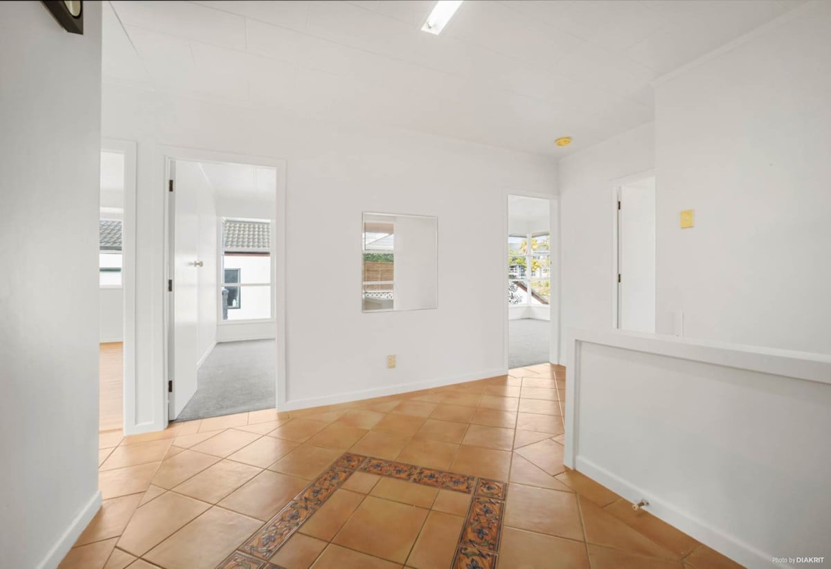 Double Westlake school zone, Renovated 3 beds + study room 1 bath house with tandem garage, close to schools, shops, supermarkets, beach, motorway access, 0.1 km to Westlake Boys’ High School, 0.3 km to Forrest Hill School, 0.7 km to Westlake Girls’ High School, 1/51 Forrest Hill Road, Milford, Auckland