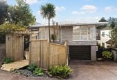 Double Westlake school zone, Renovated 3 beds + study room 1 bath house with tandem garage, close to schools, shops, supermarkets, beach, motorway access, 0.1 km to Westlake Boys’ High School, 0.3 km to Forrest Hill School, 0.7 km to Westlake Girls’ High School, 1/51 Forrest Hill Road, Milford, Auckland