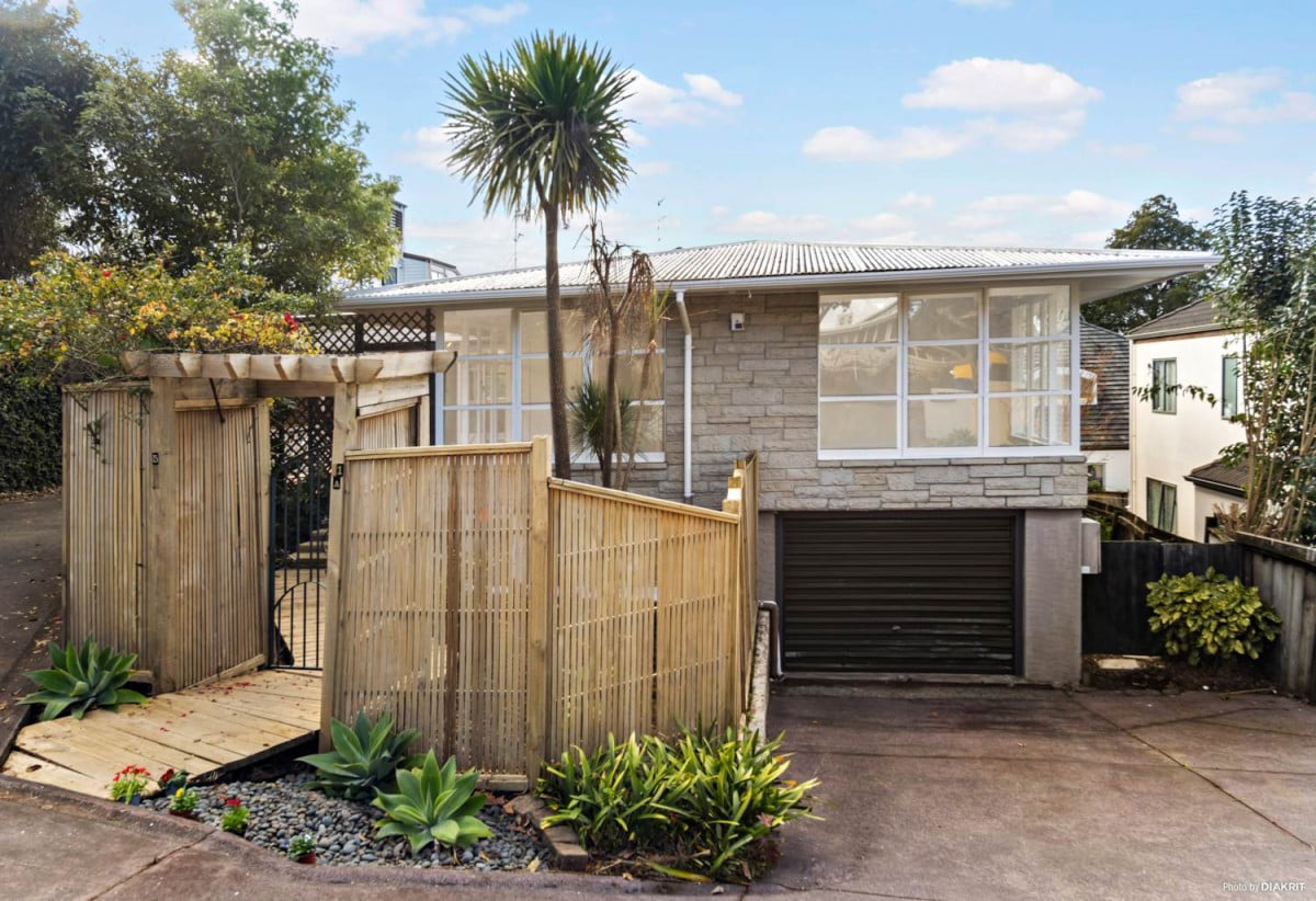 Double Westlake school zone, Renovated 3 beds + study room 1 bath house with tandem garage, close to schools, shops, supermarkets, beach, motorway access, 0.1 km to Westlake Boys’ High School, 0.3 km to Forrest Hill School, 0.7 km to Westlake Girls’ High School, 1/51 Forrest Hill Road, Milford, Auckland