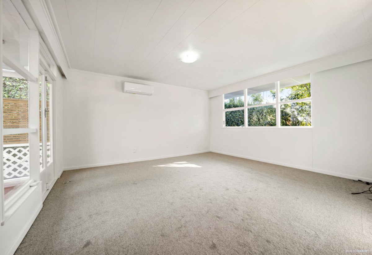 Double Westlake school zone, Renovated 3 beds + study room 1 bath house with tandem garage, close to schools, shops, supermarkets, beach, motorway access, 0.1 km to Westlake Boys’ High School, 0.3 km to Forrest Hill School, 0.7 km to Westlake Girls’ High School, 1/51 Forrest Hill Road, Milford, Auckland