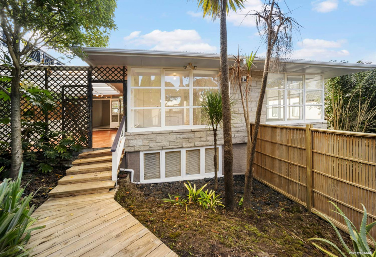 Double Westlake school zone, Renovated 3 beds + study room 1 bath house with tandem garage, close to schools, shops, supermarkets, beach, motorway access, 0.1 km to Westlake Boys’ High School, 0.3 km to Forrest Hill School, 0.7 km to Westlake Girls’ High School, 1/51 Forrest Hill Road, Milford, Auckland