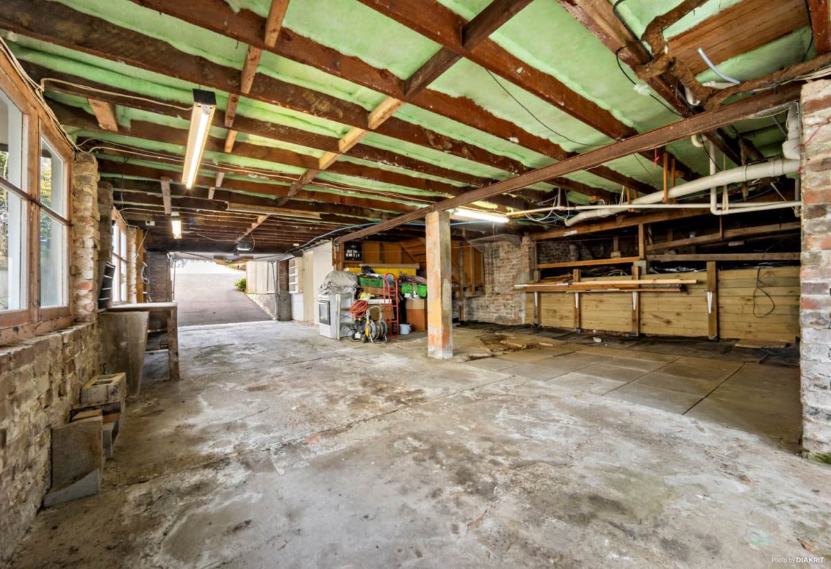 Double Westlake school zone, Renovated 3 beds + study room 1 bath house with tandem garage, close to schools, shops, supermarkets, beach, motorway access, 0.1 km to Westlake Boys’ High School, 0.3 km to Forrest Hill School, 0.7 km to Westlake Girls’ High School, 1/51 Forrest Hill Road, Milford, Auckland