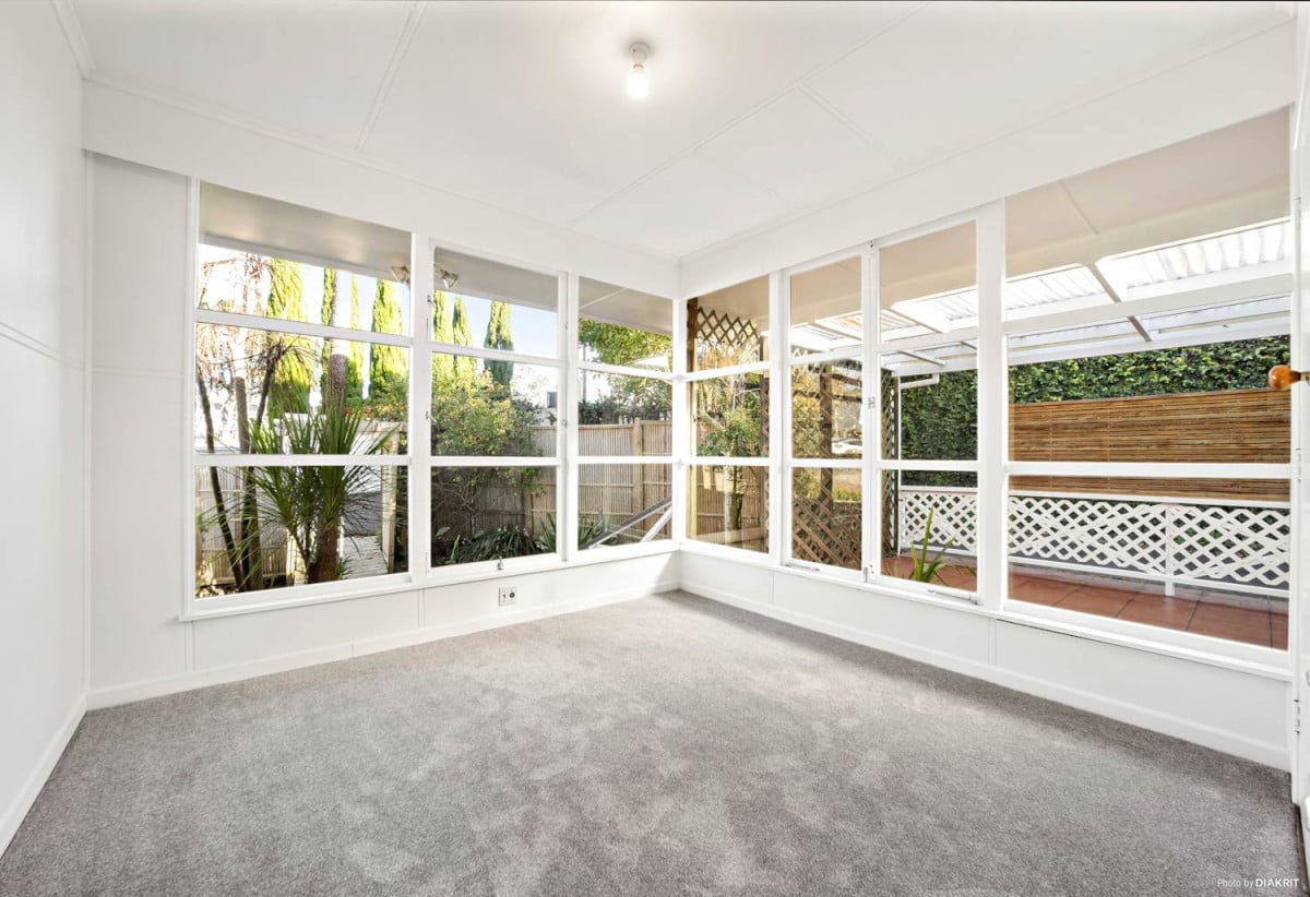 Double Westlake school zone, Renovated 3 beds + study room 1 bath house with tandem garage, close to schools, shops, supermarkets, beach, motorway access, 0.1 km to Westlake Boys’ High School, 0.3 km to Forrest Hill School, 0.7 km to Westlake Girls’ High School, 1/51 Forrest Hill Road, Milford, Auckland