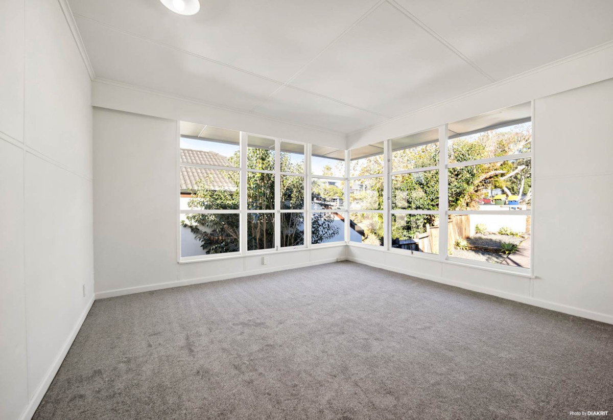 Double Westlake school zone, Renovated 3 beds + study room 1 bath house with tandem garage, close to schools, shops, supermarkets, beach, motorway access, 0.1 km to Westlake Boys’ High School, 0.3 km to Forrest Hill School, 0.7 km to Westlake Girls’ High School, 1/51 Forrest Hill Road, Milford, Auckland