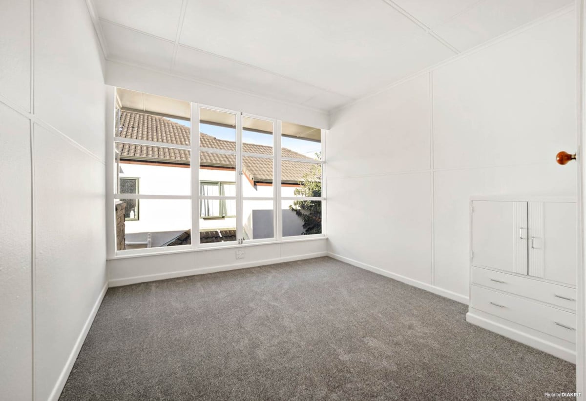 Double Westlake school zone, Renovated 3 beds + study room 1 bath house with tandem garage, close to schools, shops, supermarkets, beach, motorway access, 0.1 km to Westlake Boys’ High School, 0.3 km to Forrest Hill School, 0.7 km to Westlake Girls’ High School, 1/51 Forrest Hill Road, Milford, Auckland