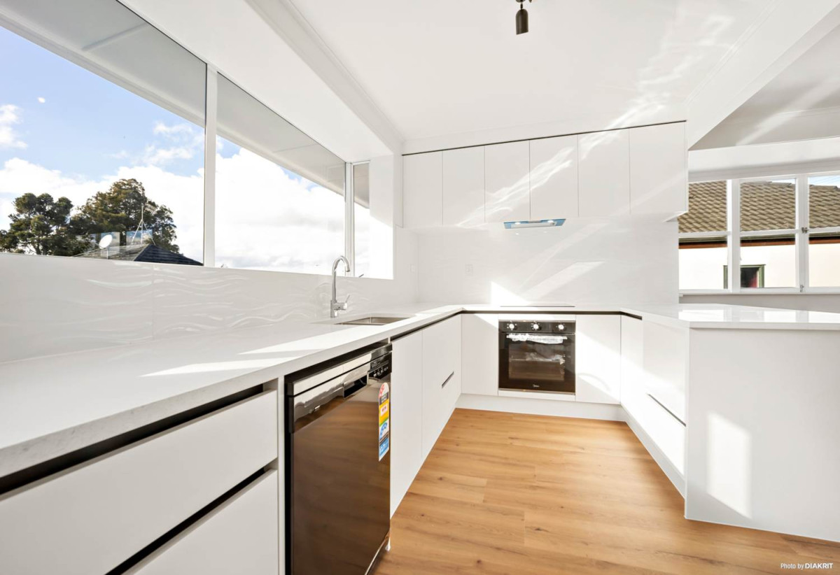 Double Westlake school zone, Renovated 3 beds + study room 1 bath house with tandem garage, close to schools, shops, supermarkets, beach, motorway access, 0.1 km to Westlake Boys’ High School, 0.3 km to Forrest Hill School, 0.7 km to Westlake Girls’ High School, 1/51 Forrest Hill Road, Milford, Auckland