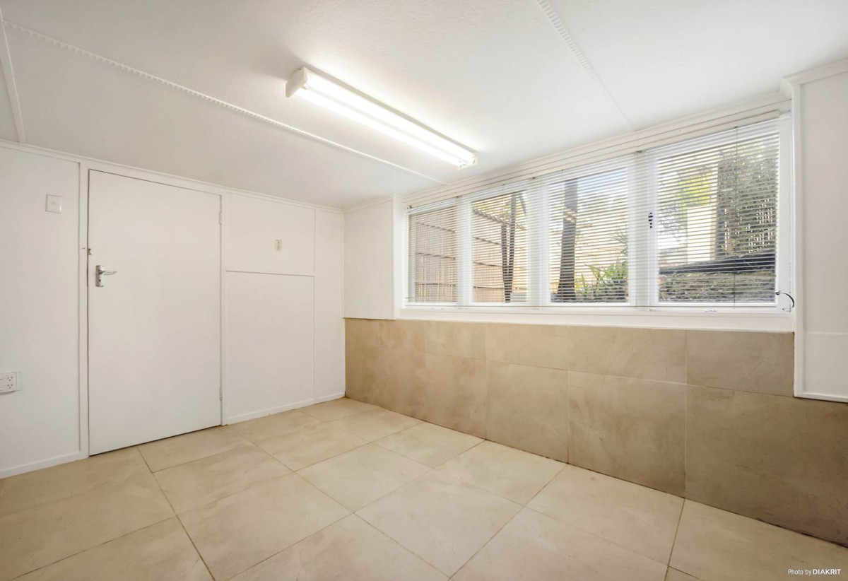 Double Westlake school zone, Renovated 3 beds + study room 1 bath house with tandem garage, close to schools, shops, supermarkets, beach, motorway access, 0.1 km to Westlake Boys’ High School, 0.3 km to Forrest Hill School, 0.7 km to Westlake Girls’ High School, 1/51 Forrest Hill Road, Milford, Auckland
