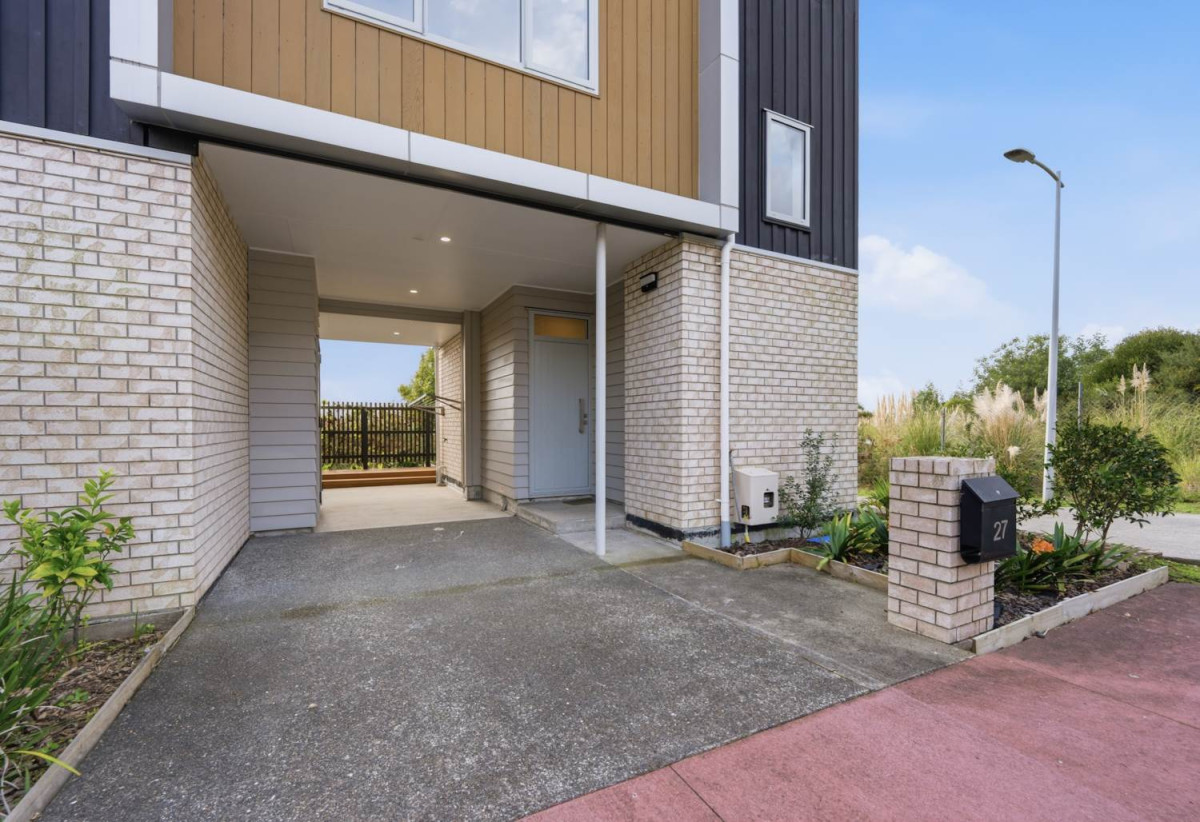 Must sell, 3 beds 2 baths home with carport, Just minutes from LynnMall, the train station, schools, 0.2 km to New Lynn School, 27 Ceramic Lane, New Lynn, Auckland