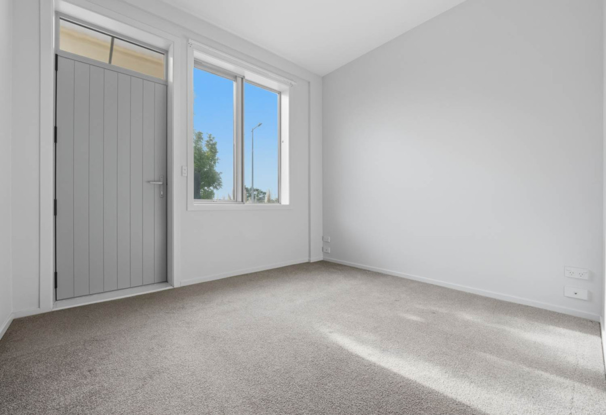 Must sell, 3 beds 2 baths home with carport, Just minutes from LynnMall, the train station, schools, 0.2 km to New Lynn School, 27 Ceramic Lane, New Lynn, Auckland