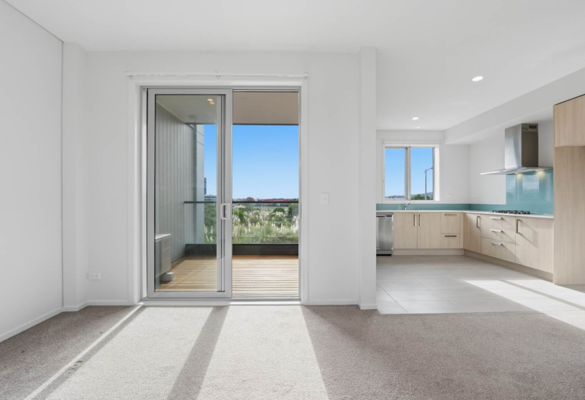 Must sell, 3 beds 2 baths home with carport, Just minutes from LynnMall, the train station, schools, 0.2 km to New Lynn School, 27 Ceramic Lane, New Lynn, Auckland